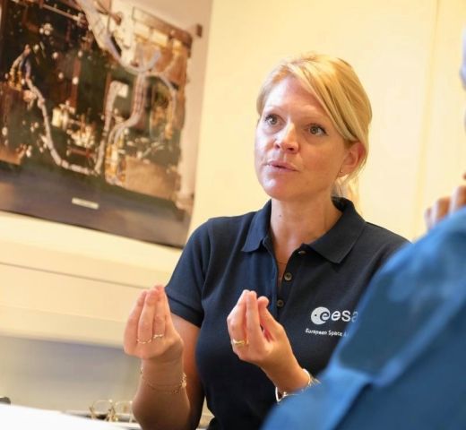 Personnalité féminine du monde spatial français en réunion