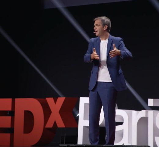 Olivier Véran sur la scène d'une conférence TEDxParis