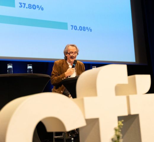 Le conférencier et animateur Fred Courant lors d'une matinée IA pour la Fédération des Syndicats Commerce, Services et Force de Vente.