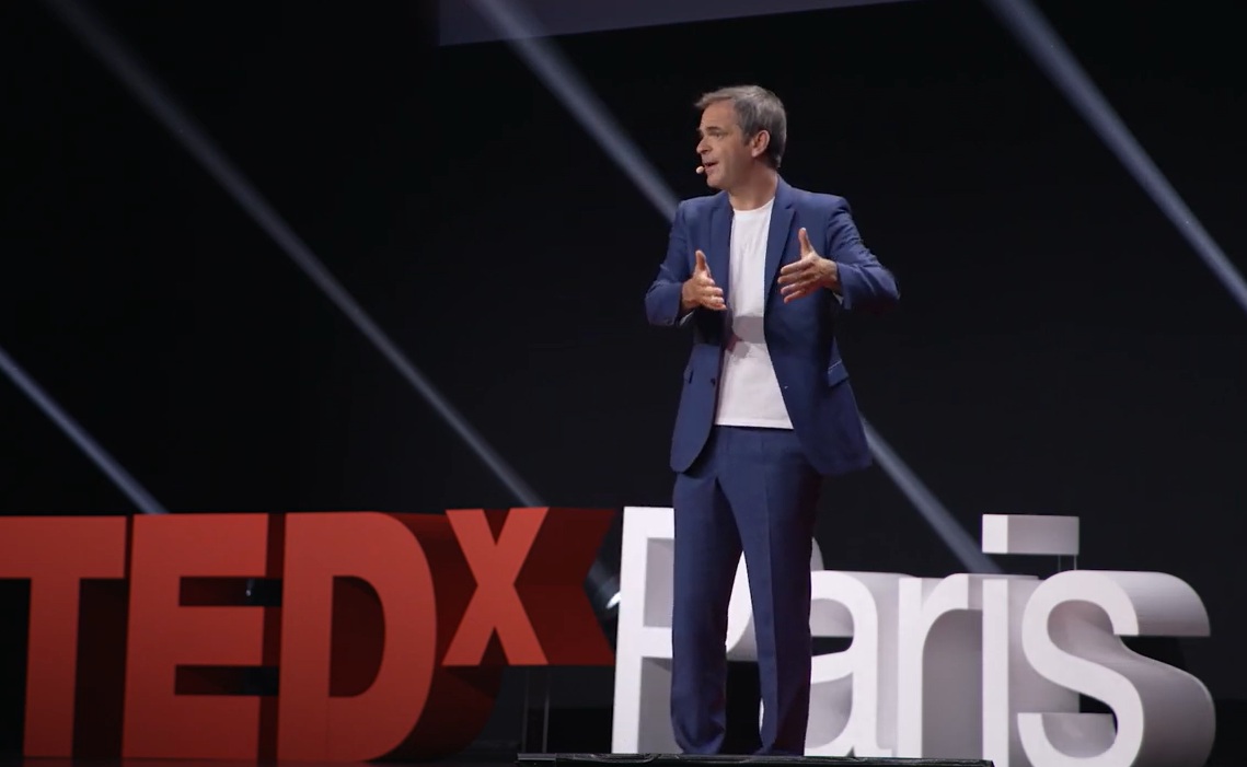 Olivier Véran sur la scène d'une conférence TEDxParis